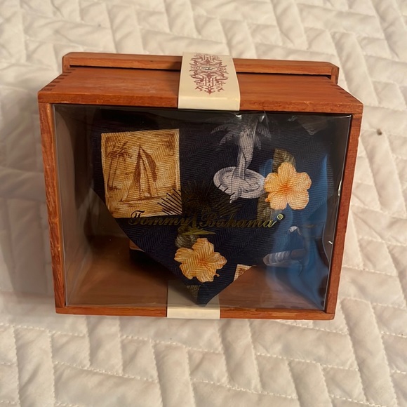 Tommy Bahama men’s tie. Old Havana style. - Picture 3 of 6